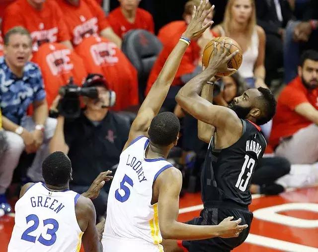  米切尔压哨绝杀，骑士终结湖人四连胜势头